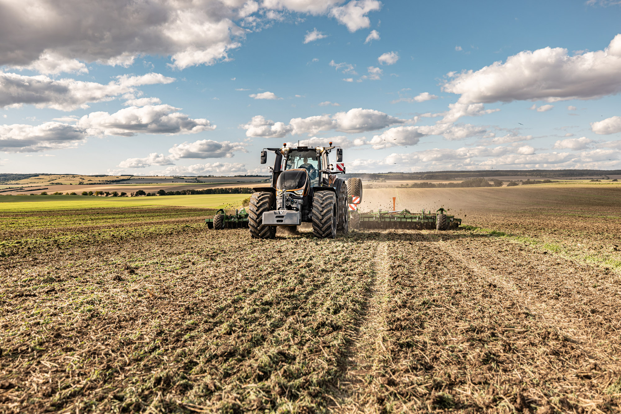 Valtran S-sarjan traktorit valmistetaan Suolahden tehtaalla vaativille asiakkaille ympäri maailmaa 